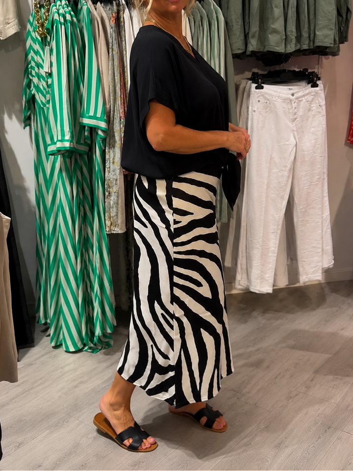 Zebrina — Blusa con Fiocco e Set di Gonna Midi a Stampa Zebra